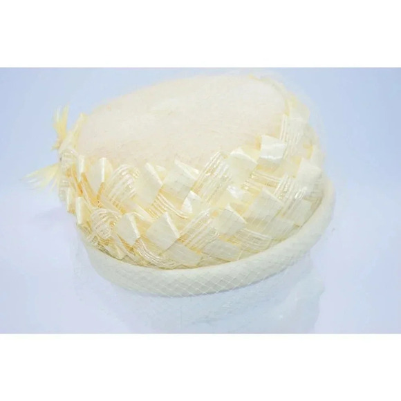 1950s Ivory Lady’s Netted Hat with Feather Bird - Picture 3 of 6